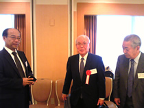 左から、蔵屋克周氏（日和産業）、辻雅弘理事長（徳島県基金協会）、大久保隆司理事長（和歌山県基金協会）